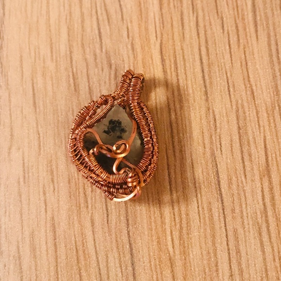 Handmade green stone set in rose gold pendant - Picture 7 of 7